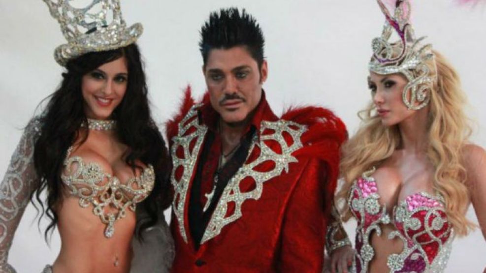 El chocolatero prepara la marquesina para su show en Mar del Plata. Fotos.