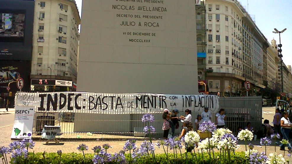 La postal del Obelisco al mediodía 