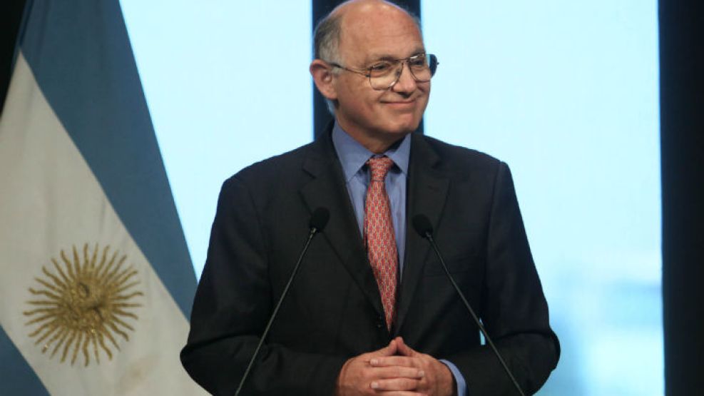 El canciller descartó enviar una tripulación de apoyo para mover la Fragata.