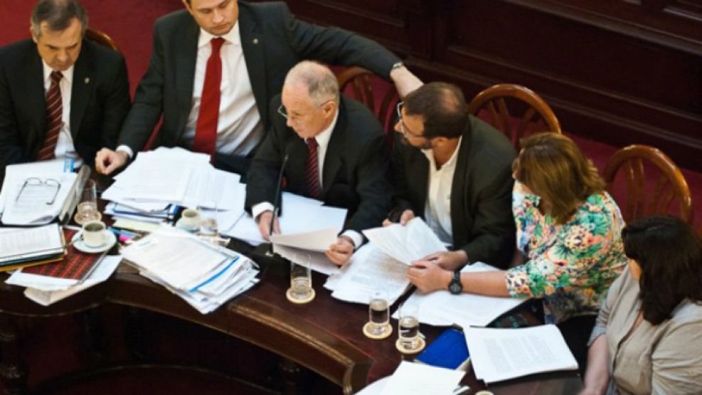 El ministro de Seguridad de Santa Fe, Raúl Lamberto, fue duramente interpelado por la oposición por la crisis policial tras el escándalo de Tognoli.