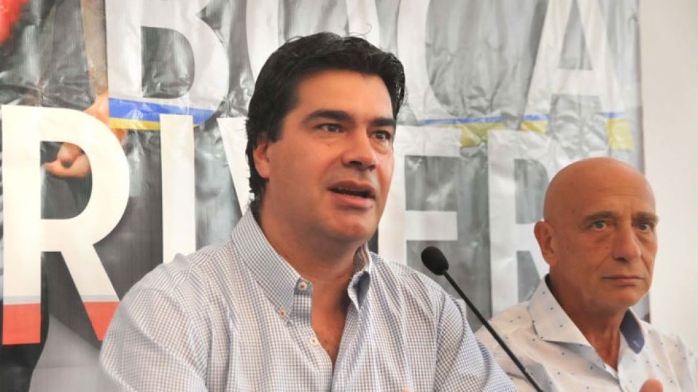 Daniel Pascual, ex presidente de Lotería Chaqueña, junto al gobernador Jorge Capitanich durante la presentación del súperclásico del verano.