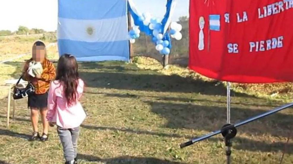 El acto escolar que defendía las políticas K generó indignación y una denuncia del Ejecutivo provincial.