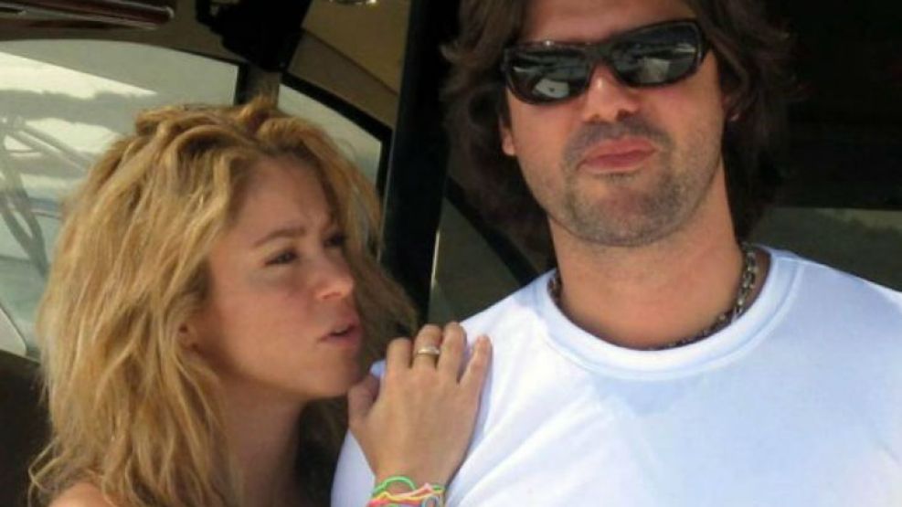 El hijo del expresidente dice que la cantante no cumplió su parte. Cuánto le reclama.
