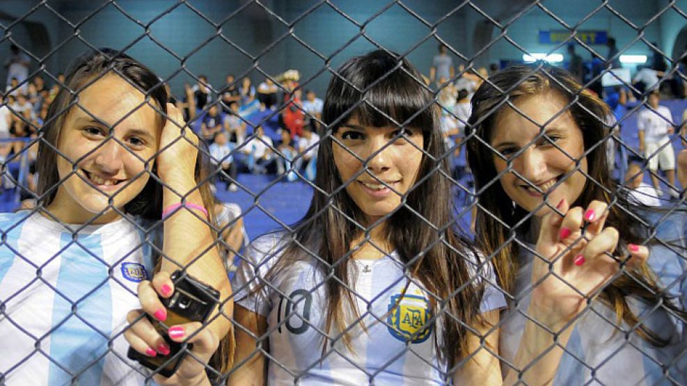 Hubo presencia femenina en la tribuna.