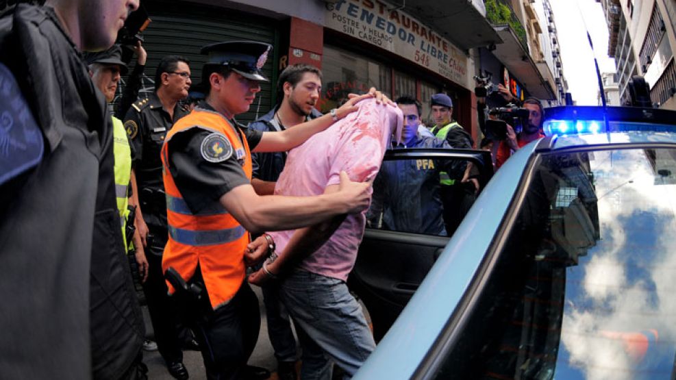 Los asaltantes se tiraron a la calle desde un primer piso.