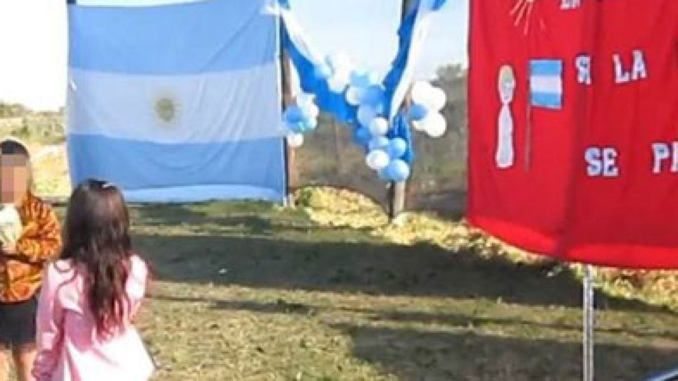 Se conoció un video en la que niños de cinco años de Santa Fe abordan los temas en un acto por el 9 de Julio. Final violento y las críticas en Twitter.