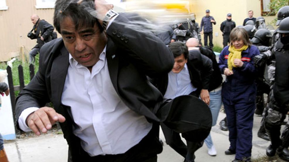 El diputado caletense Rubén Contreras recibió varios impactos de huevo.