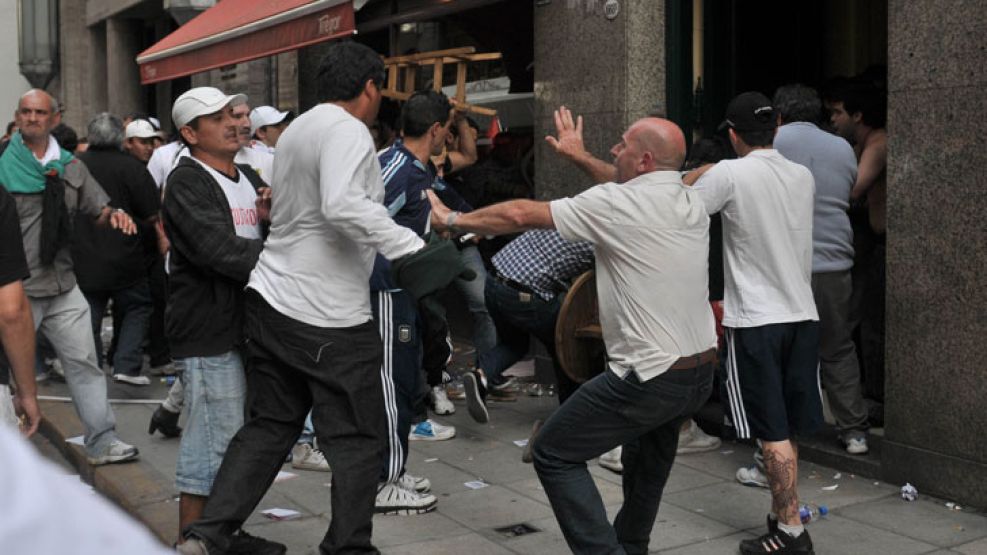 Los seguidores del intendente de San Isidro, Gustavo Posse, durante los incidentes con la facción de Leopoldo Moreau en la Convención Nacional de la UCR.