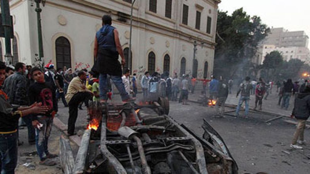 Manifestantes contra la medida de Mursi incendiaron la sede del Partido de la Libertad y la Justicia (PLJ) en tres ciudades.