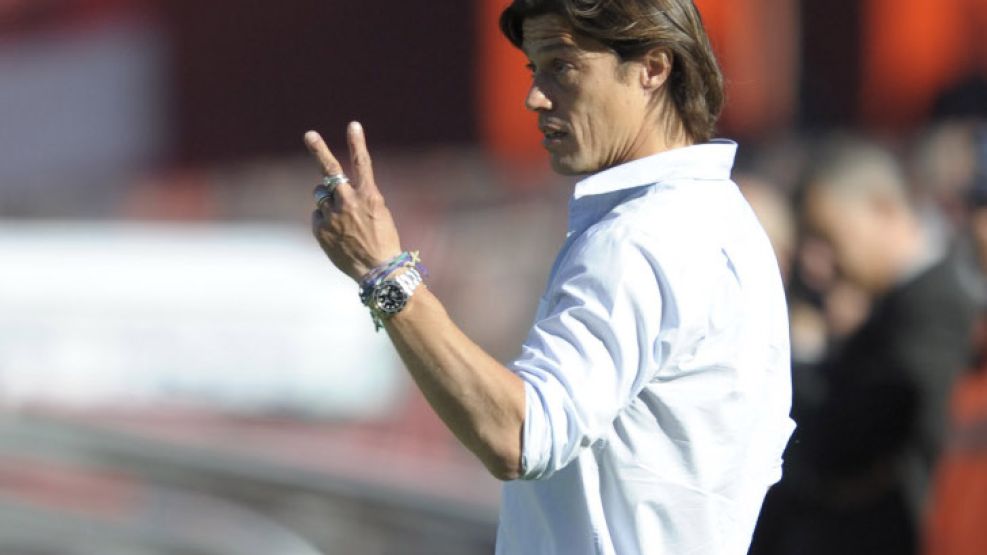 Almeyda gesticula durante el partido.