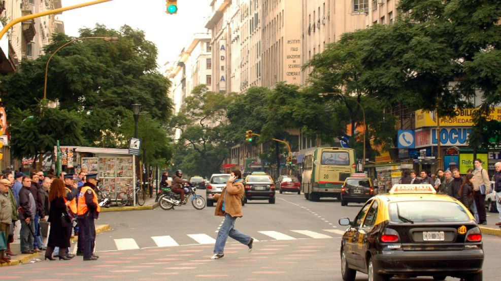 Distraidos. Una constante en el centro porteño. Transeúntes cruzan avenidas hablando por teléfono. En el primer semestre de 2012 perdieron la vida 13 peatones. 