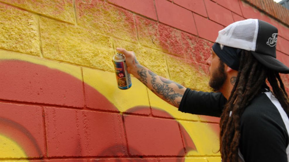 Artistas de varios países del mundo les dan vida a las paredes de Barracas. Un trabajo que llevó varias horas el viernes pasado.