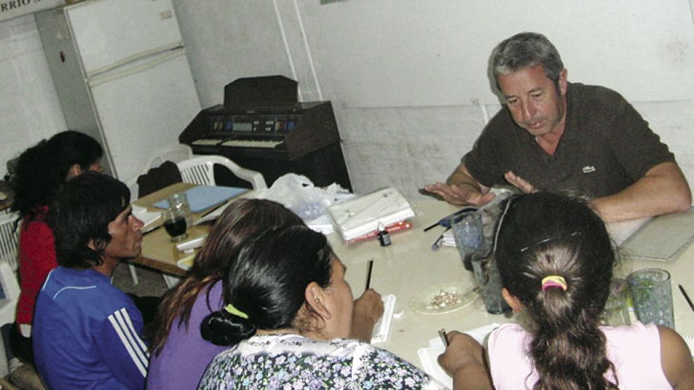 Cobos con sus alumnos dando clases de alfabetización. Lo impresionaron las historias de sus alumnos.