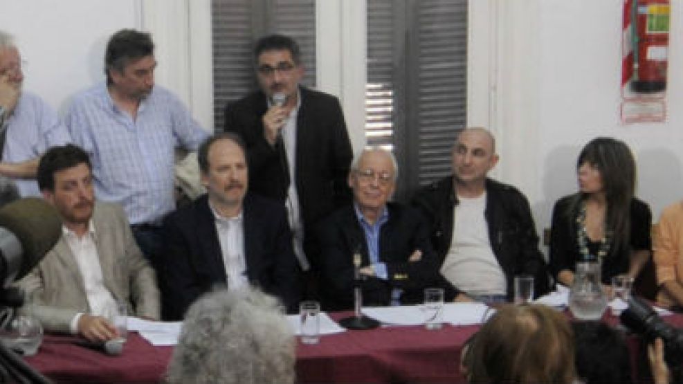Verbitsky acusó a Clarín de mentir con su "aclaración" de hoy, en la que dijeron que no denunciaron a los periodistas.