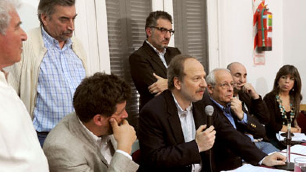 Los periodistas denunciados por Clarín durante conferencia de prensa ayer en el CELS.