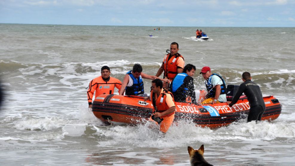 "Se enrolló el cabo del jet ski y trabó el motor", explicó uno de los pescadores sobre la falla técnica que frenó su lancha.