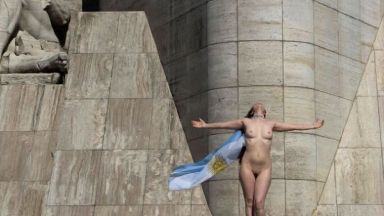 El polémico desnudo de una modelo en el Monumento a la Bandera | Perfil