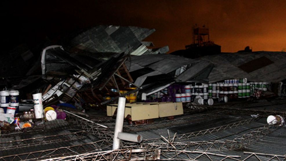 El intendente había declarado ayer el "estado de emergencia", pero poco se pudo hacer ante la fuerza del tornado.