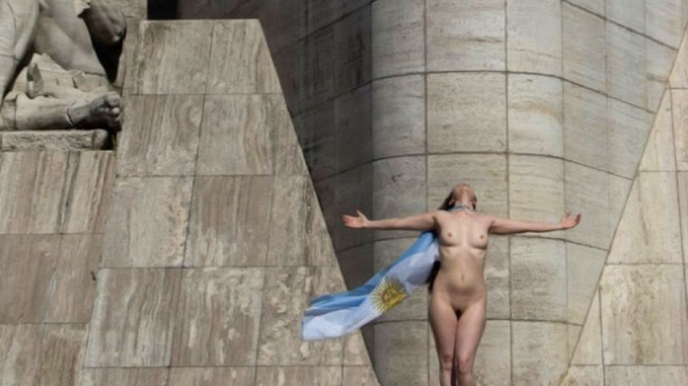 La actriz y modelo Melina Balbuena posó desnuda y funcionarios rosarinos piden que se le aplique una sanción penal.