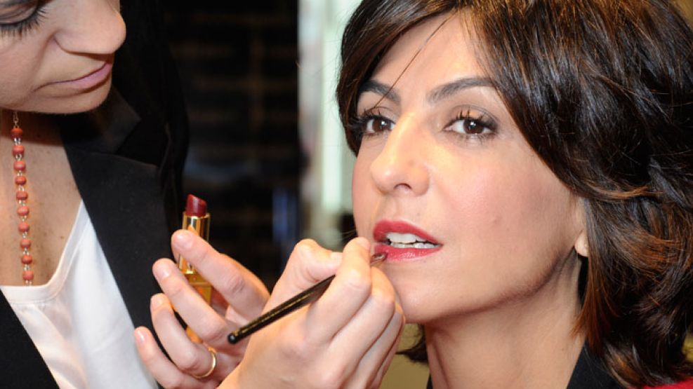 Novillo maquillando a Evangelina Bomparola