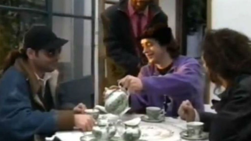 Captura del clip de la emblemática banda de rock.