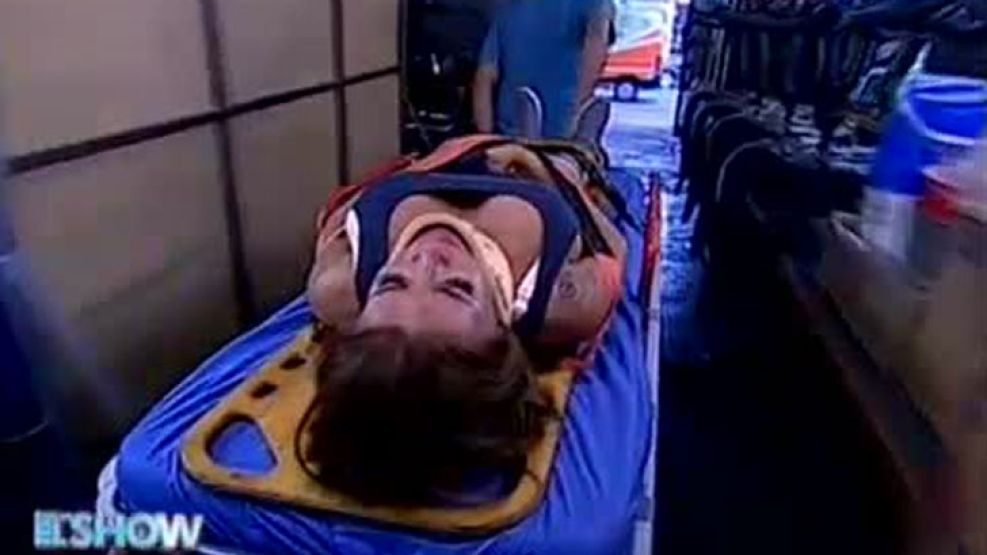 Con gran dolor, a la actriz la sacaron de Ideas del Sur en ambulancia.