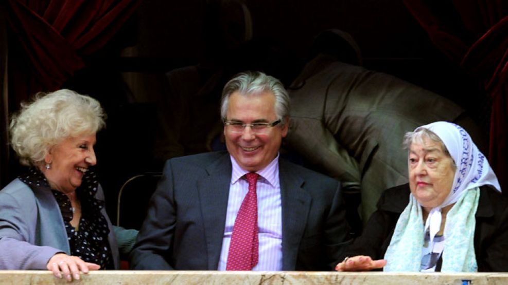 Garzón junto a Estela de Carlotto y Hebe de Bonafini, durante la reasunción de Cristina en el Congreso, en diciembre del año pasado. 