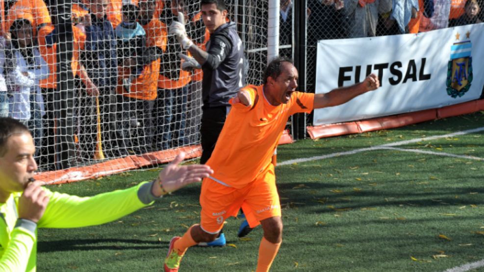 Goles son amores. En la nueva temporada de fútbol, Villa La Ñata, el team del gobernador, pierde más de lo que gana. Sin embargo, Scioli sigue convirtiendo goles.