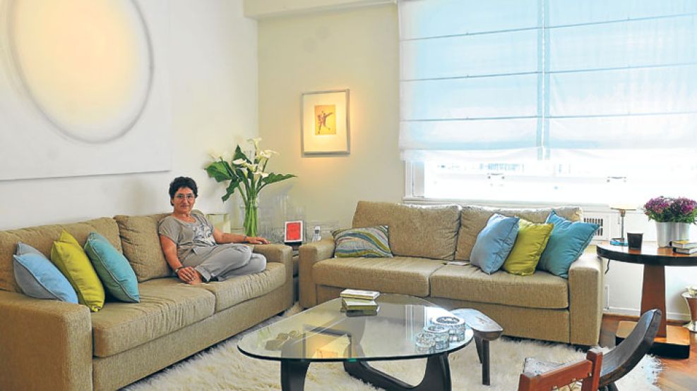 En el living, Orly Benzacar y sus objetos preferidos: mesa Nobucci y alfombra peluda blanca.