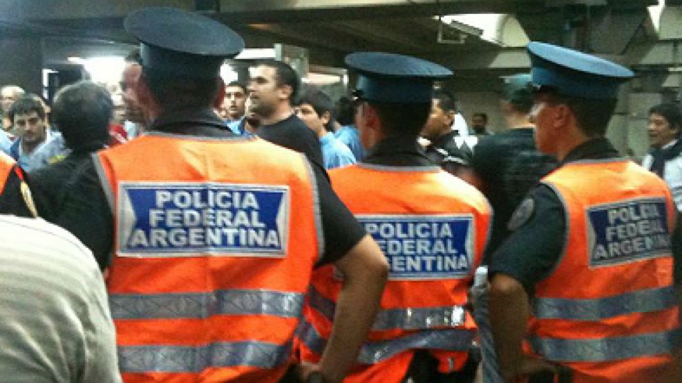 Un cordón policial fue necesario para separar a las dos facciones gremiales en la estación Congreso de Tucumán.