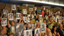 Se estima que cerca de 2500 personas sufrieron torturas y 417 murieron antes y durante la dictadura, entre 1975 y 1977.