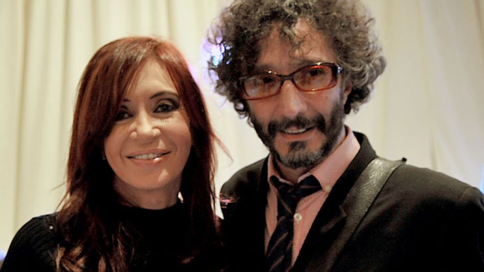 Cristina junto a Fito Páez. Ella cerraría el acto. El, participaría del show.