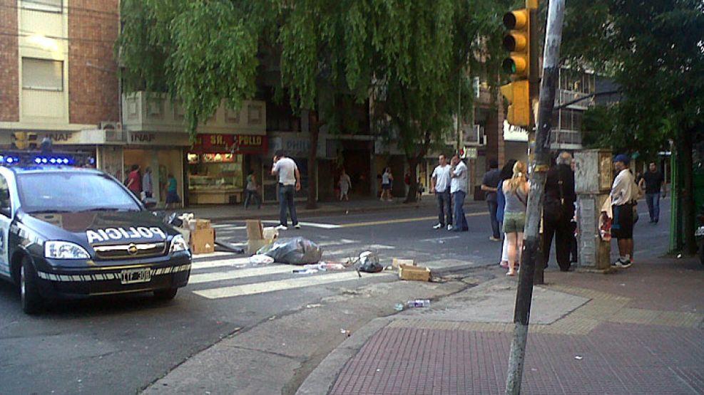 Los manifestantes mantienen cortada la avenida José María Moreno, entre Guayaquil y Formosa.