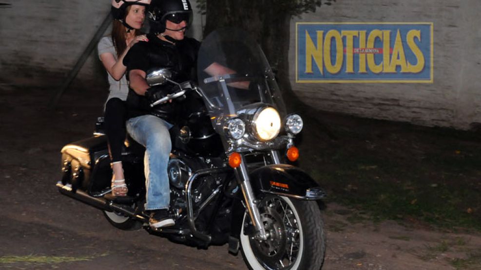 Amado Boudou con su novia, Agustina Kampfer, se van en la Harley Davidson del vicepresidente. 