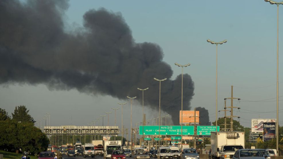 Cerca de 17 dotaciones de bomberos trabajaban esta mañana en el combate de un incendio desatado en la fabrica de fragancias y sabores Firmenich, ubicada en la localidad bonaerense de Don Torcuato.