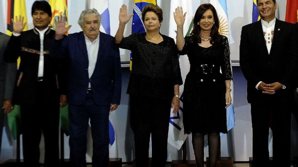 Cristina Fernandez de Kirchner y los demás presidentes saludan durante la Cumbre de Jefes de Estado del Mercosur.