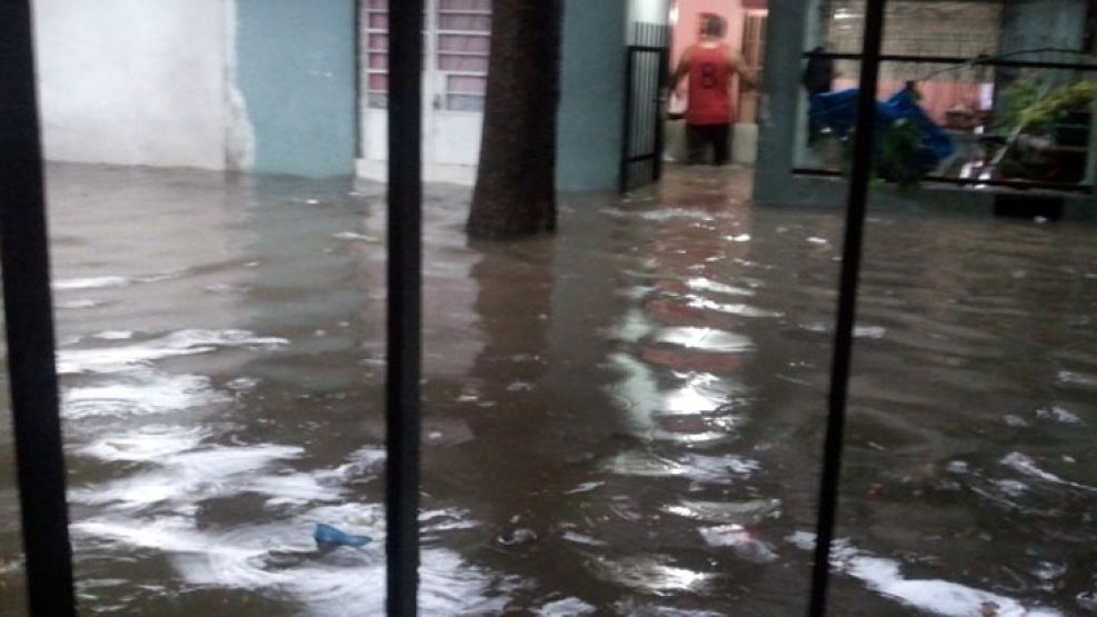 Detrás del centro comercial, así estaba Barrio Mitre durante la tormenta.