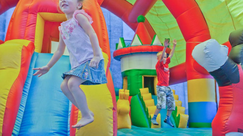 Diversion. Castillos inflables y colchonetas para saltar son hoy los preferidos en las fiestas infantiles pero pueden provocar lesiones si no tienen un control adecuado.