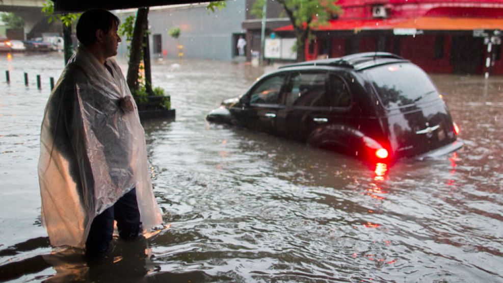 En Belgrano, el agua pasó el metro de altura y la gente quedó varada en diferentes esquinas y comercios.