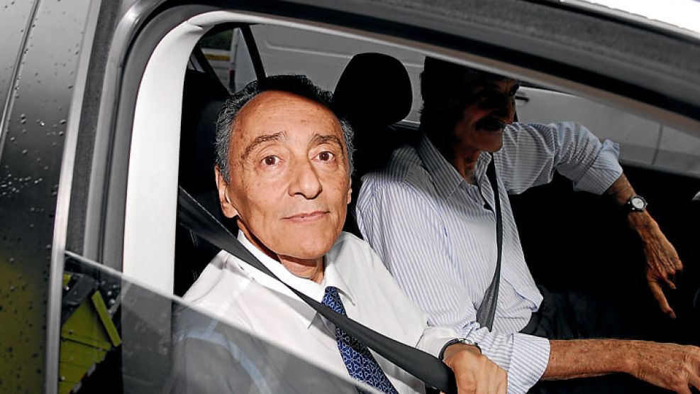 Hector Magnetto. El CEO de Clarín se retira el jueves sonriente de su casa en Recoleta.