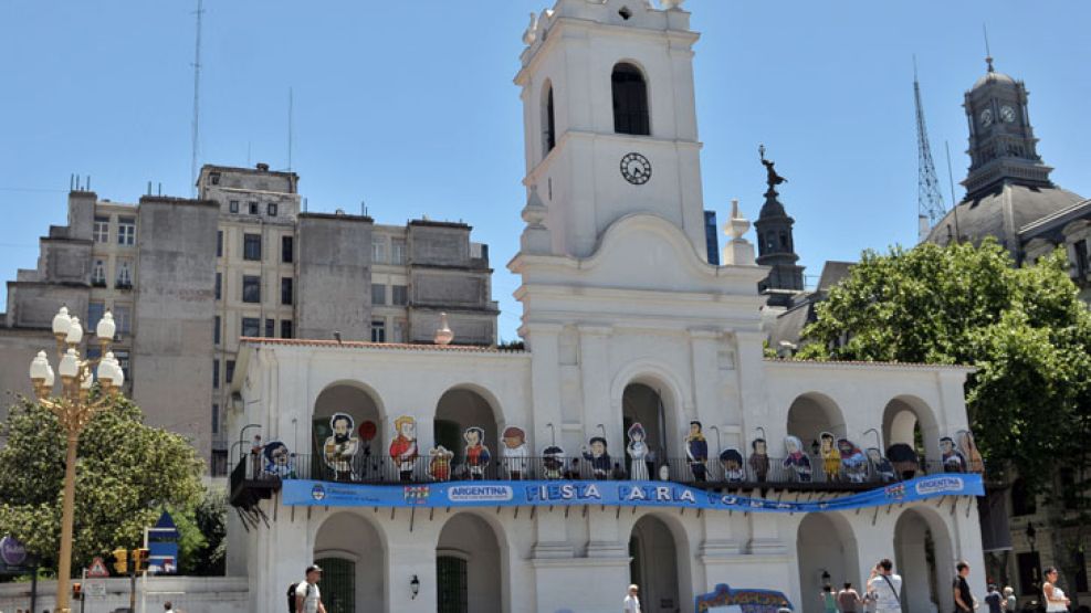 Preparativos. A partir de las 16, mañana habrá diversos festejos por el Día de los Derechos Humanos en Plaza de Mayo.