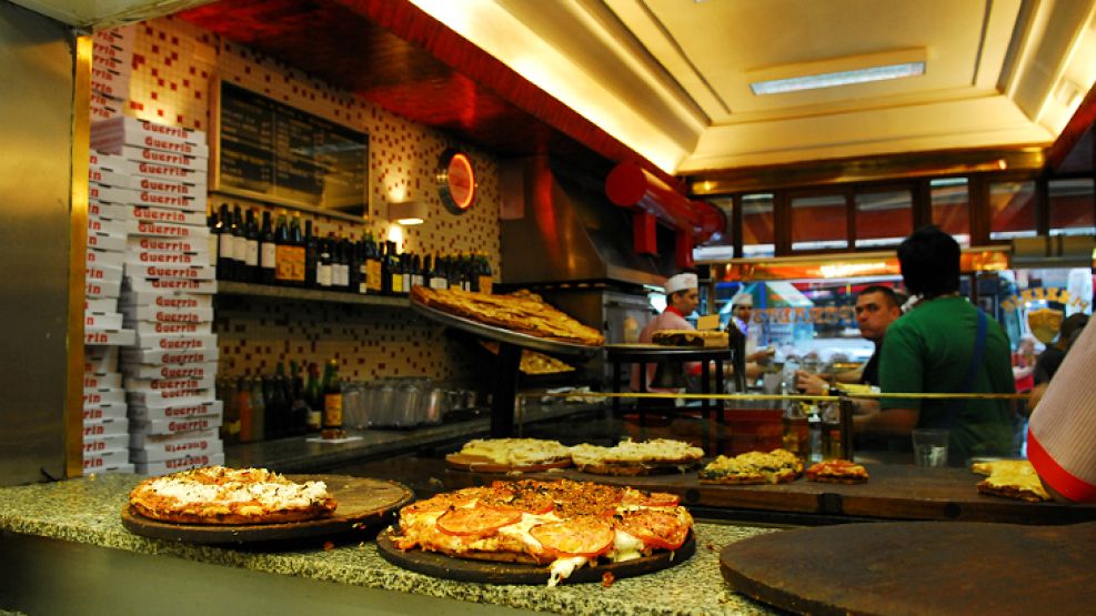 Clásico. A toda hora, el horno de Güerrín cocina pizzas. El reconocido local cumplió ochenta años de vida sobre la avenida Corrientes.