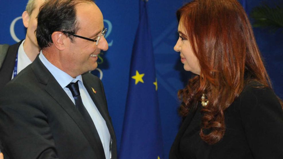 François Hollande enfrenta un panorama económico cada vez más complicado. En Francia creen que CFK es el ejemplo a seguir.