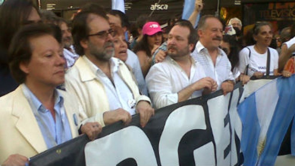 Jorge Coscia (secretario de Cultura de la Nación), Roberto Baradel (SUTEBA), Martín Sabbatella (AFSCA) y Hugo Yasky (CTA oficialista) marcharon a Plaza de Mayo.