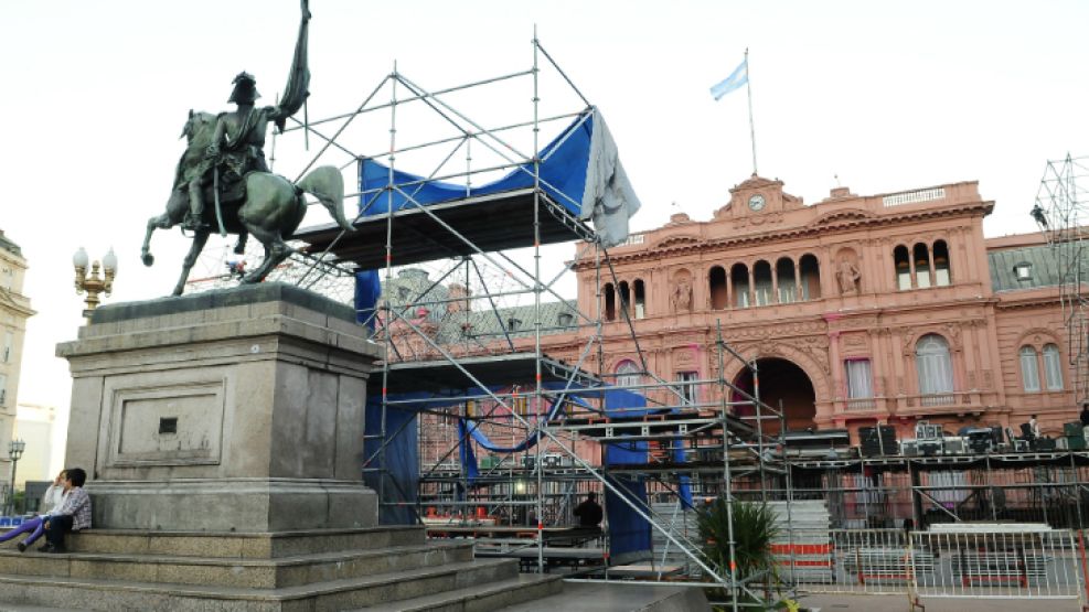 Plaza de mayo. Estuvo ayer revolucionada por la puesta a punto.