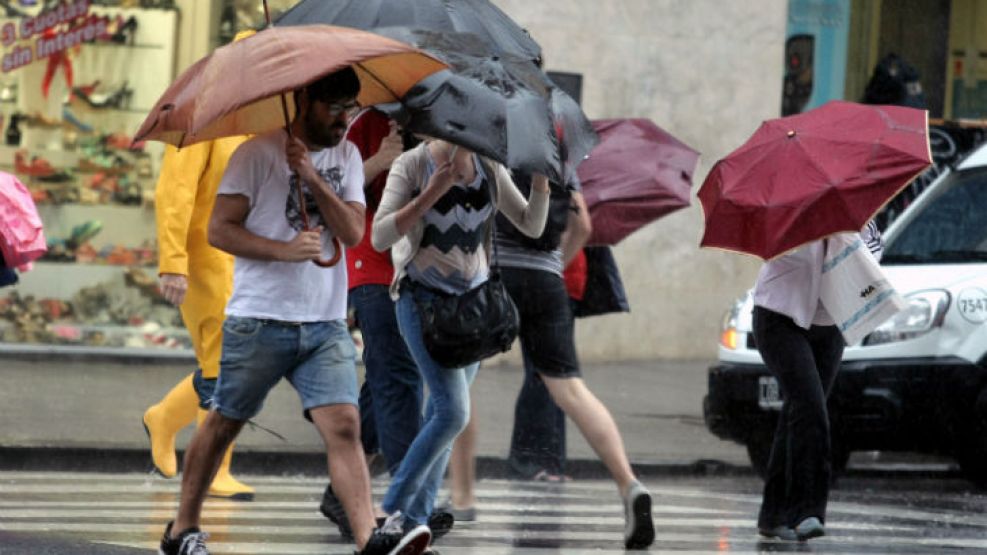 Con vientos de hasta 50 kilómetros por hora, la lluvia llegó con granizo y actividad eléctrica.