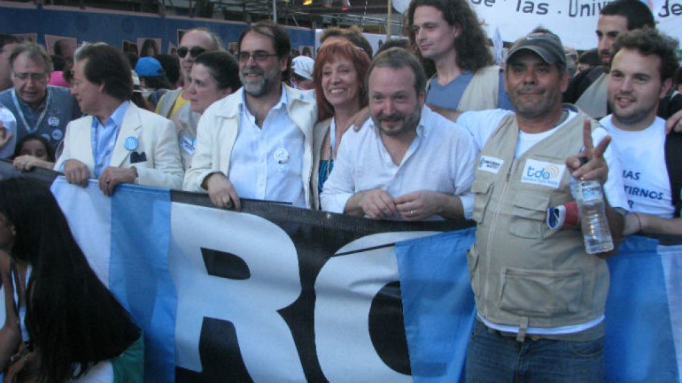 Entre bombos y banderas, Sabbatella aseguró que "Clarín sólo tiene que cumplir la ley".