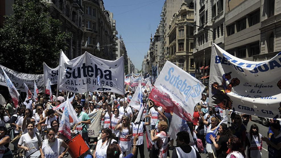 Los docentes protestaron frente a la Casa de la Provincia de Buenos Aires.