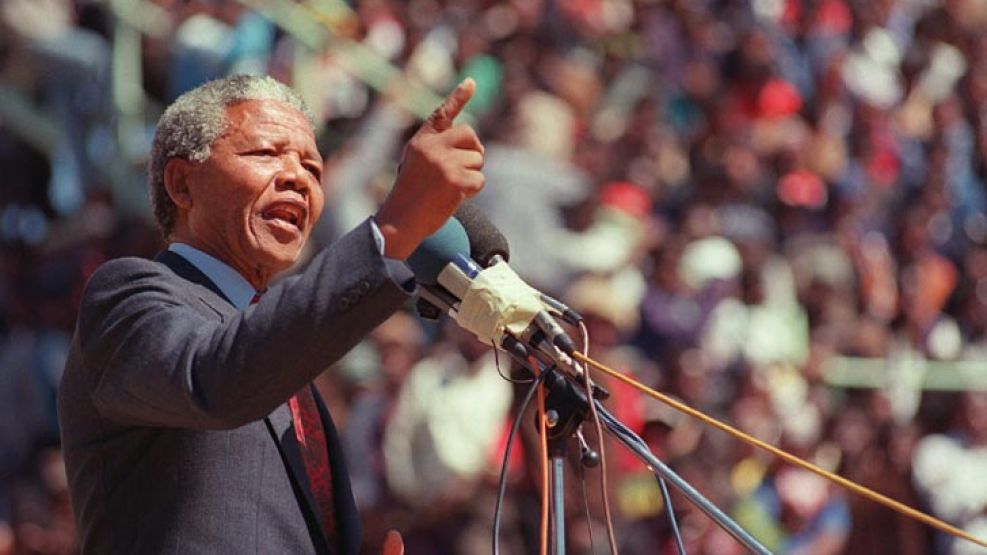 Mandela fue internado el sábado de una infección pulmonar en Pretoria.