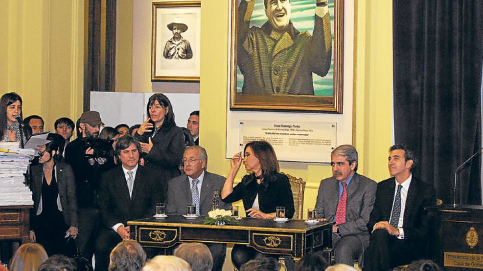 Natalia Paratore (a la izquierda, detrás de las fojas de la causa Papel Prensa) es la preferida de CFK. Trabaja desde 2009.